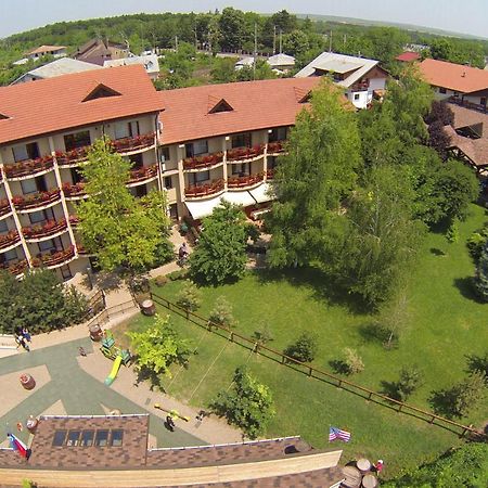 Little Texas Iasi Hotel Exterior photo